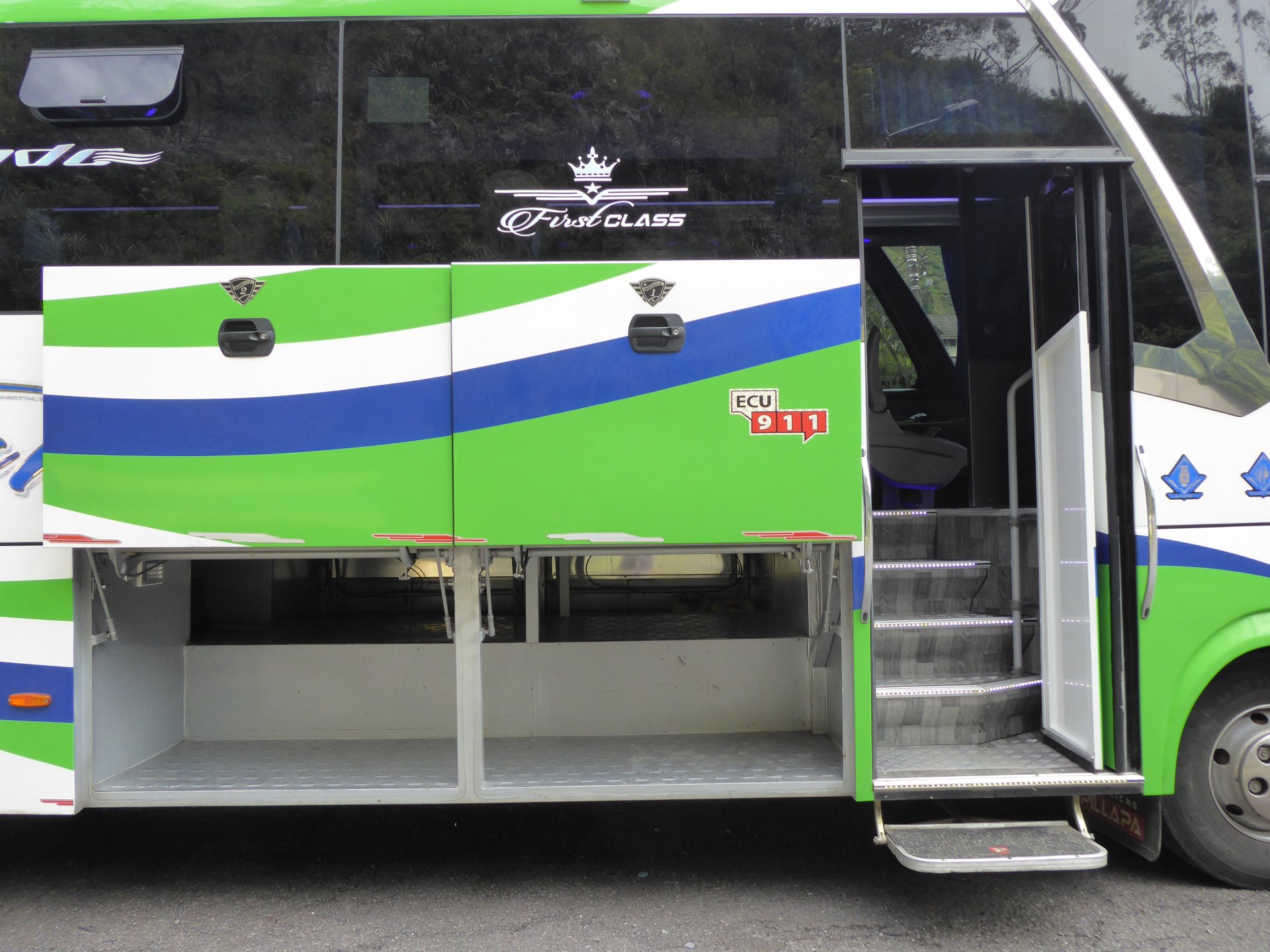 Bus. Capacidad de 22 a 30 pasajeros
