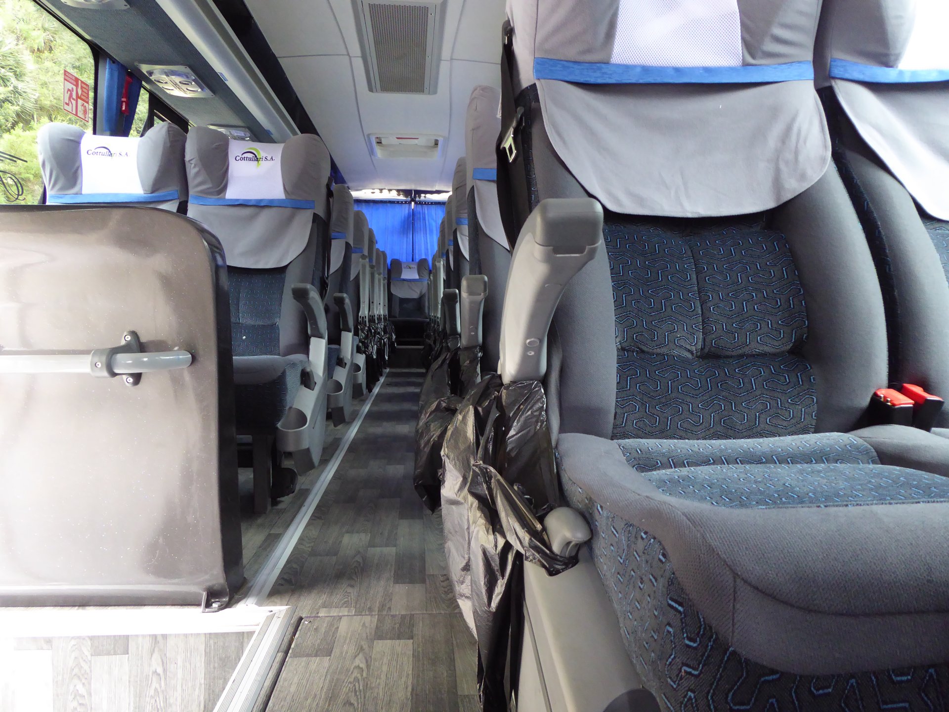 Bus. Capacidad de 22 a 30 pasajeros