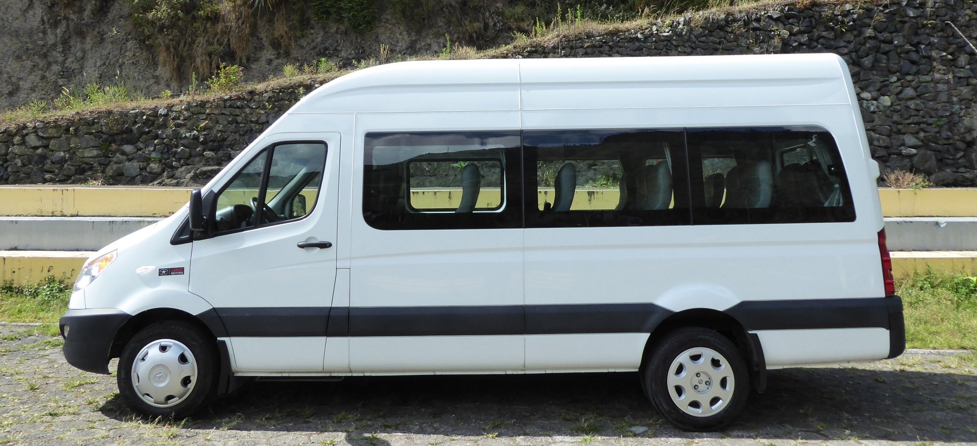 Van. Capacidad de 9 a 15 pasajeros