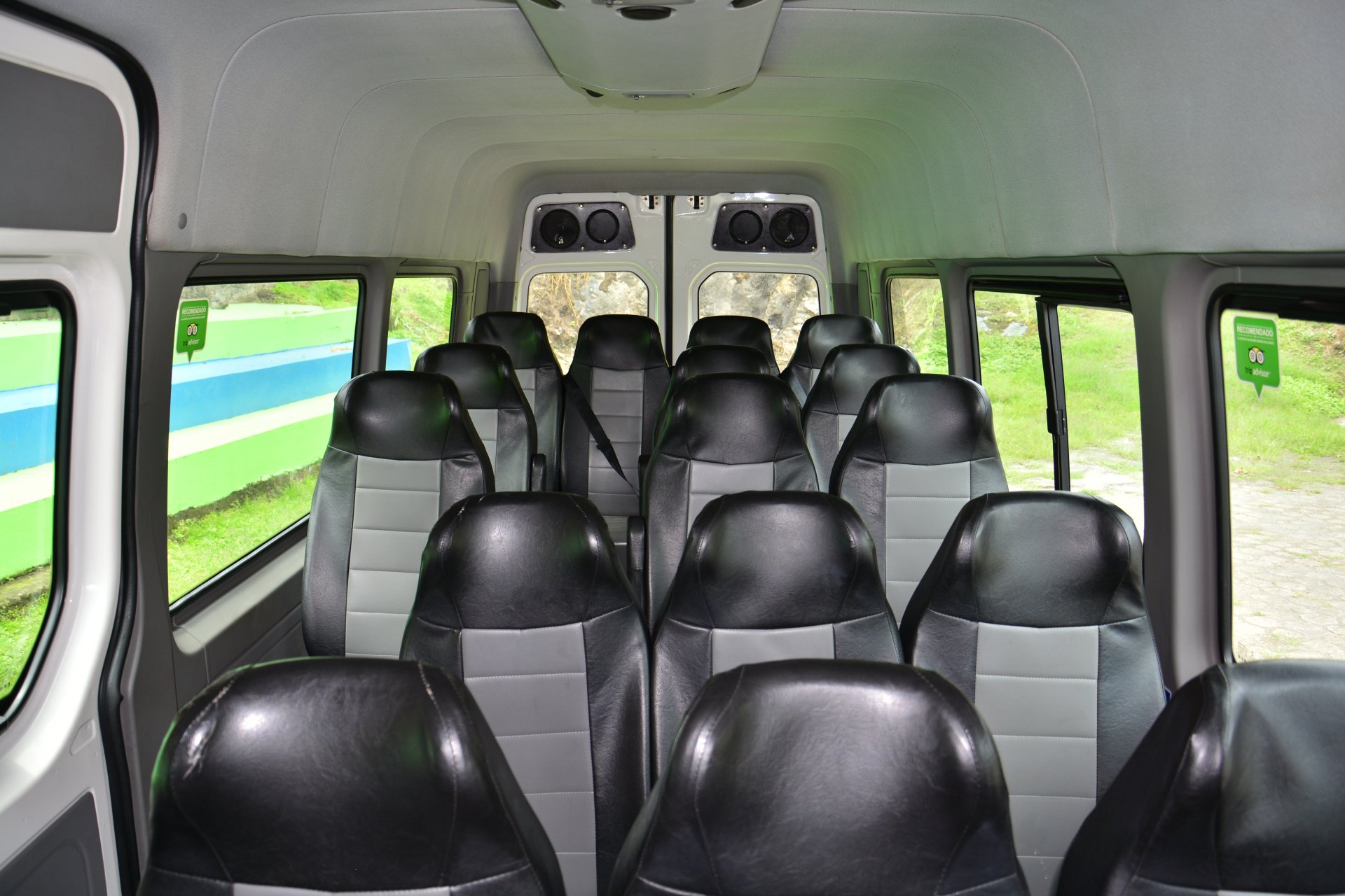 Minibus Volkswagen. Capacidad de 15 a 18 pasajeros