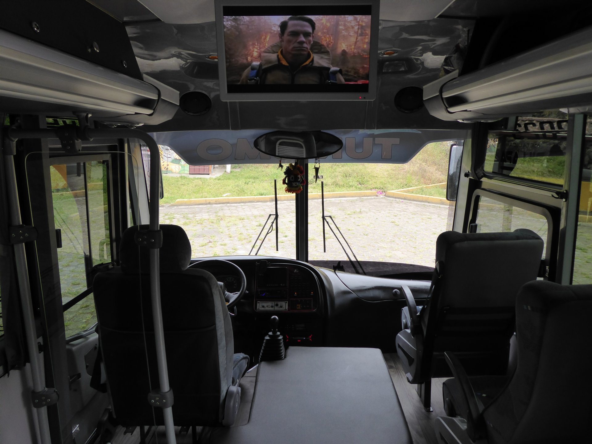 Bus. Capacidad de 18 a 20 pasajeros