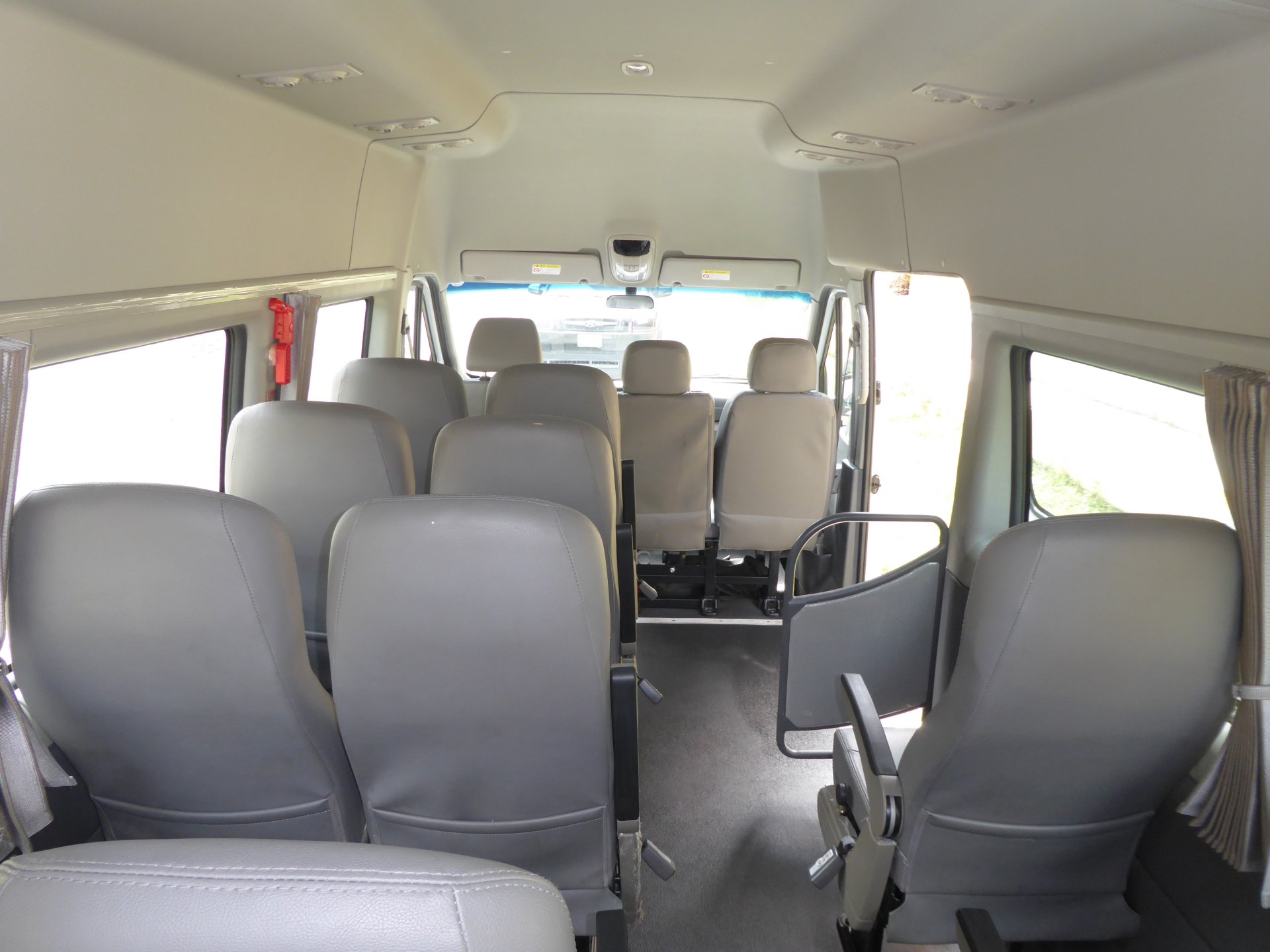 Van. Capacidad de 9 a 15 pasajeros
