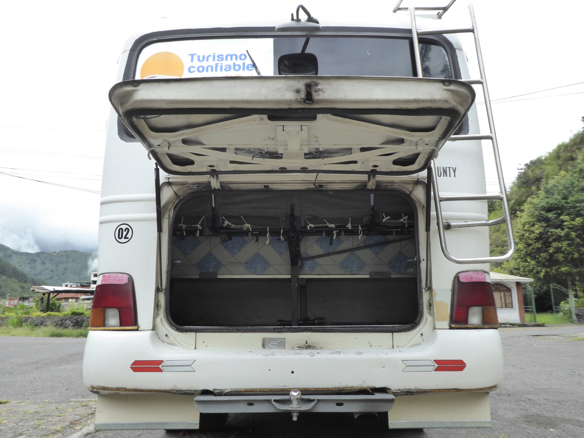 Minibus County. Capacidad 15 a 18 pasajeros