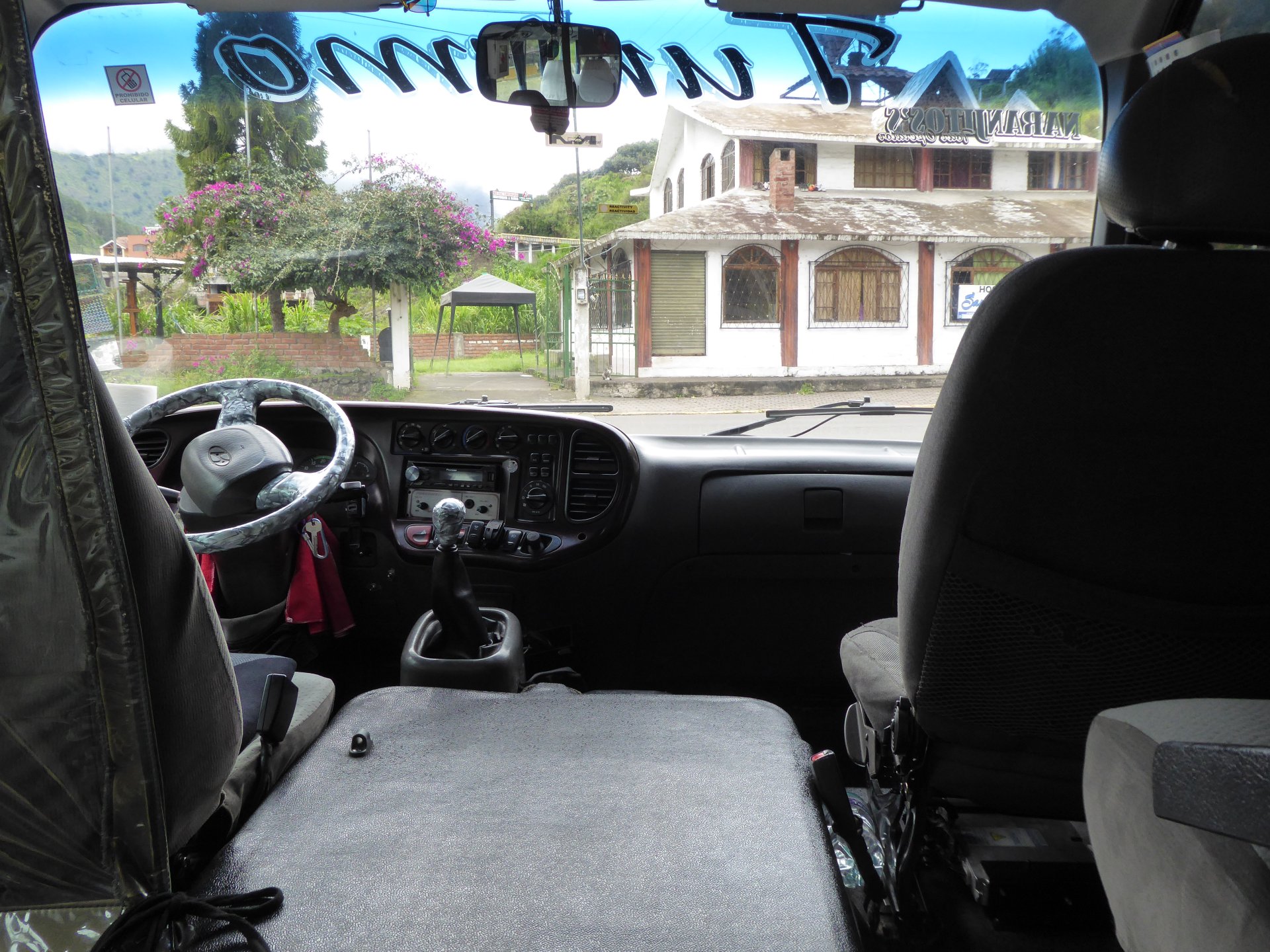 Minibus County. Capacidad 15 a 18 pasajeros