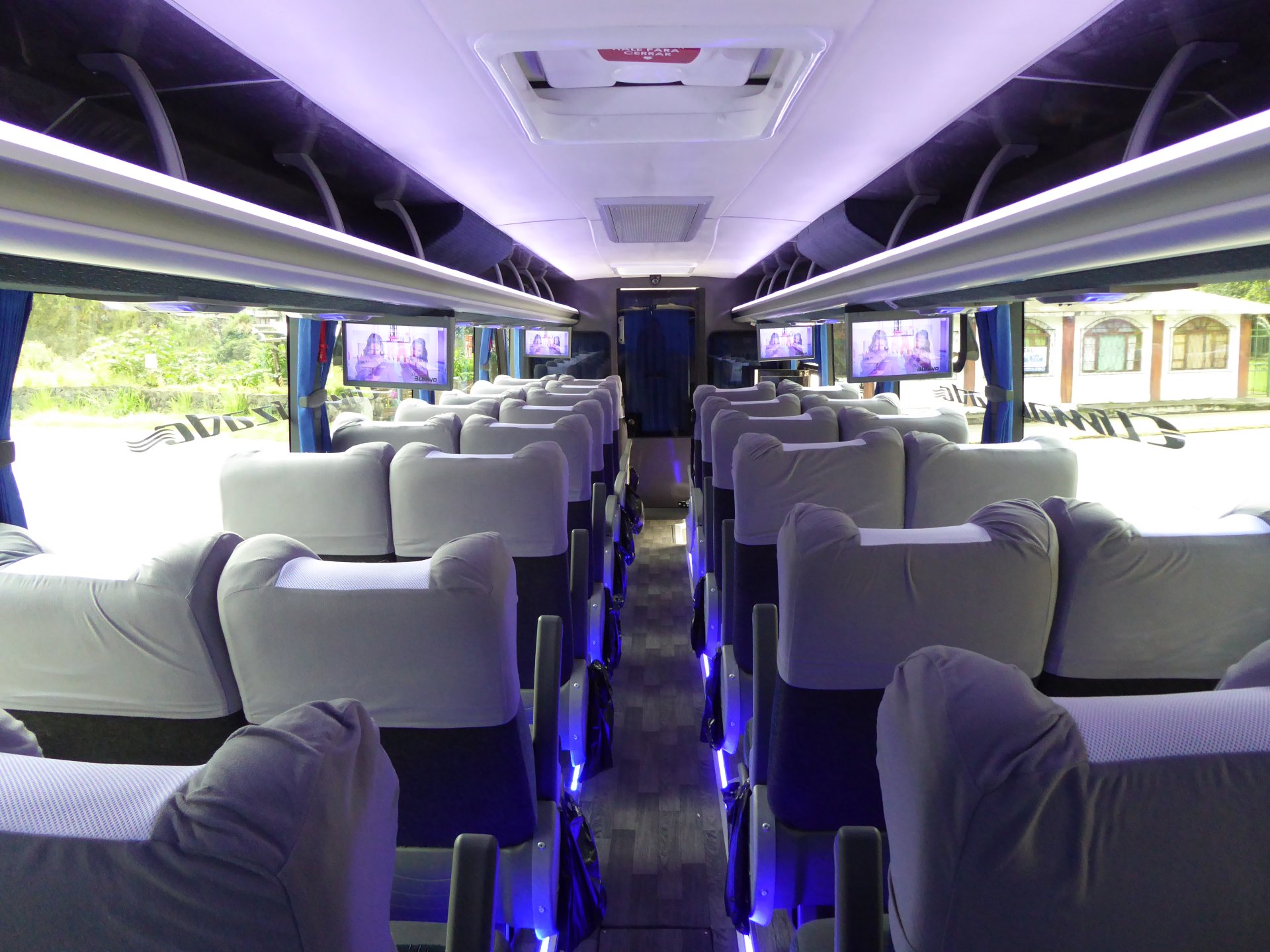 Bus. Capacidad de 22 a 30 pasajeros