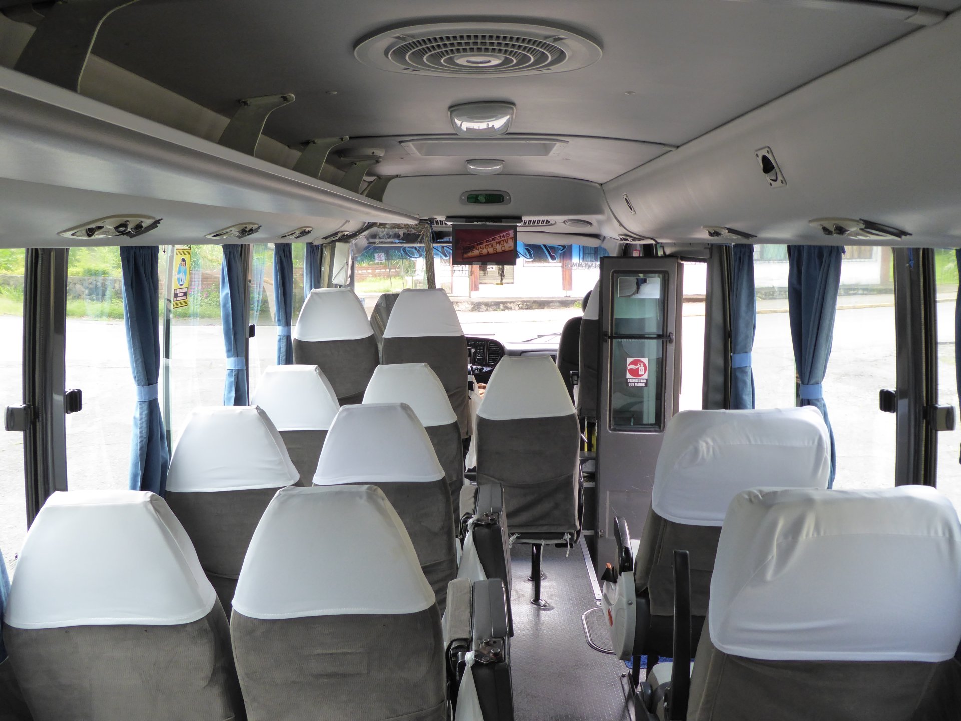 Minibus County. Capacidad 15 a 18 pasajeros