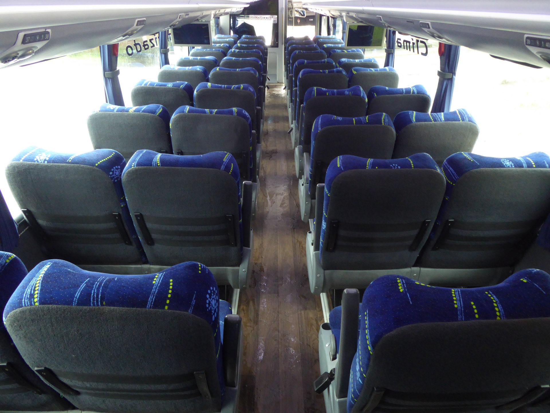 Bus. Capacidad de 30 a 45 pasajeros