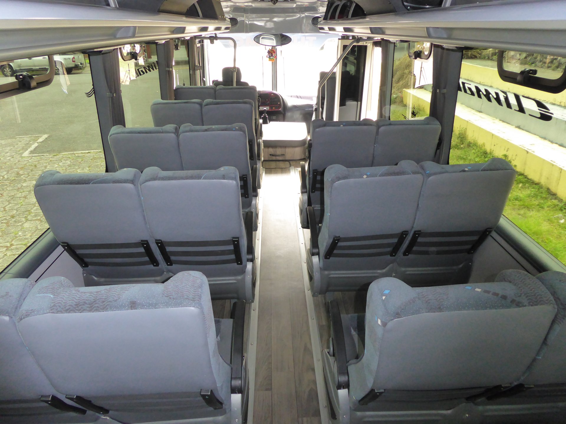 Bus. Capacidad de 18 a 20 pasajeros