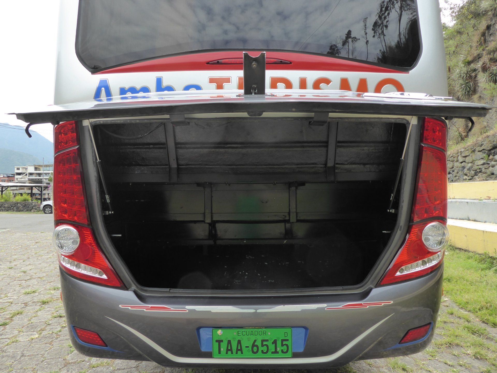 Bus. Capacidad de 18 a 20 pasajeros