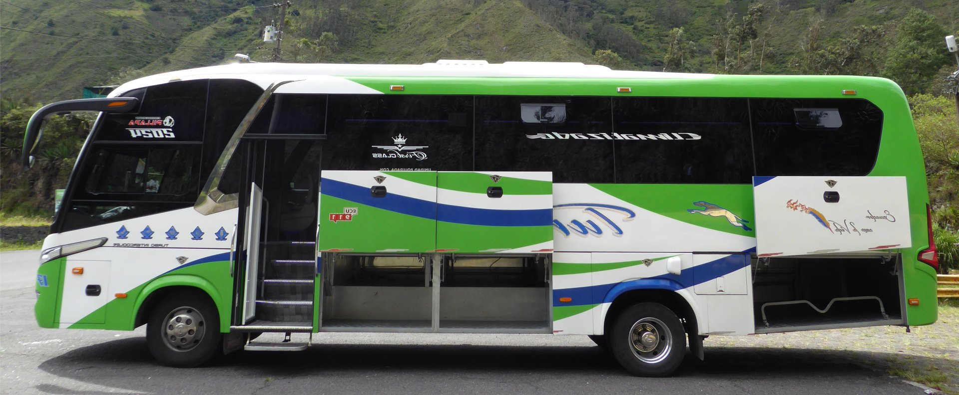Bus. Capacidad de 22 a 30 pasajeros