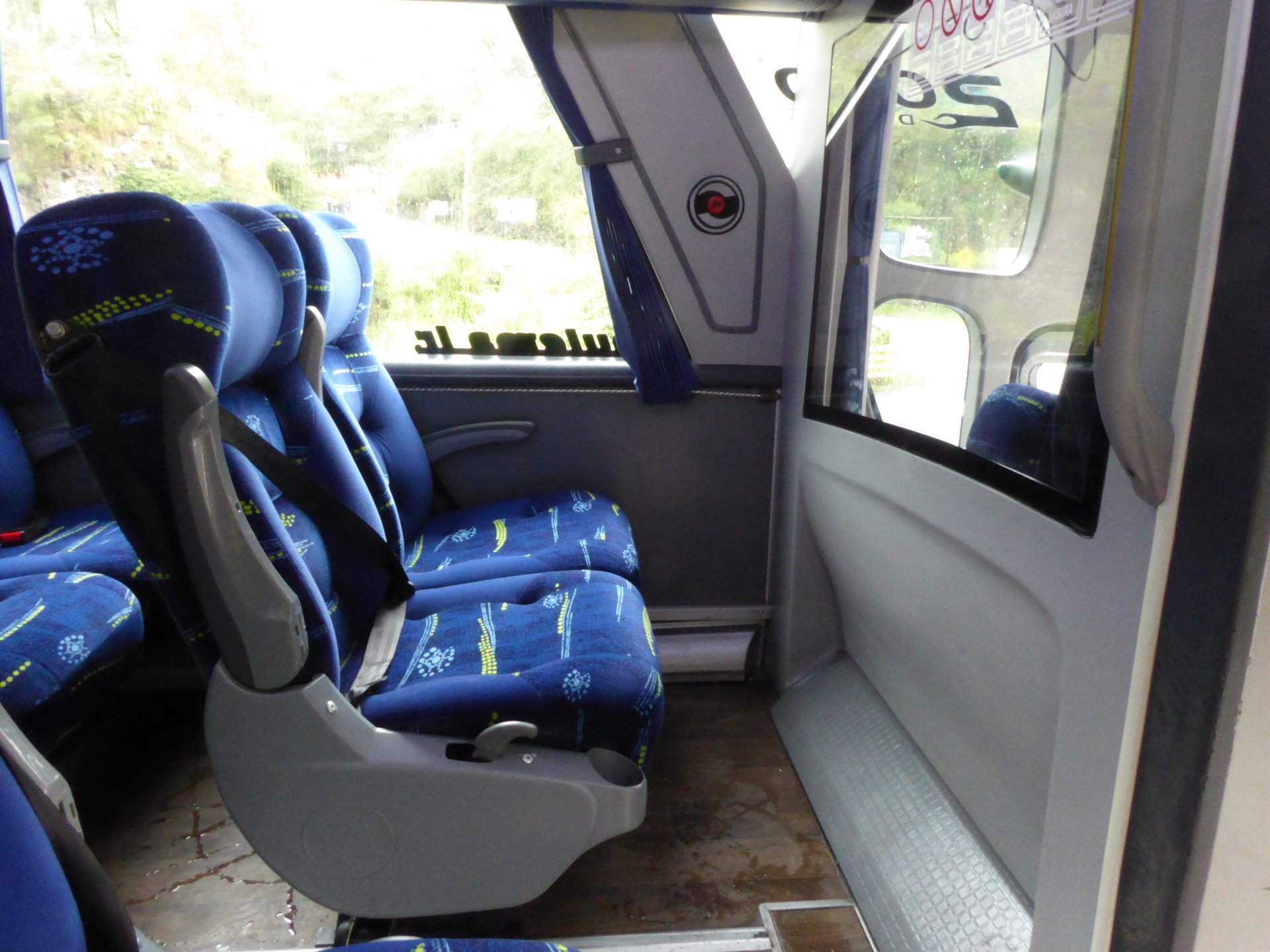 Bus. Capacidad de 30 a 45 pasajeros