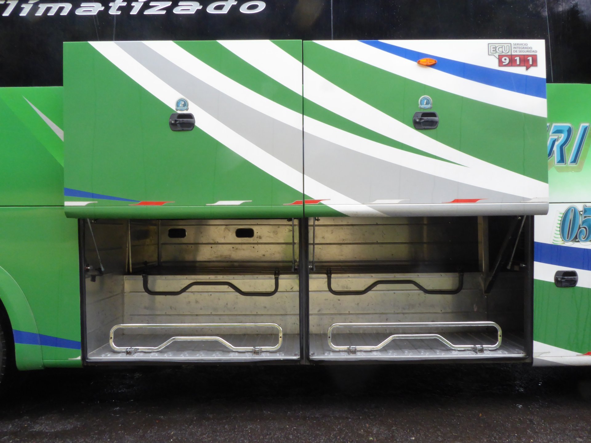 Bus. Capacidad de 30 a 45 pasajeros