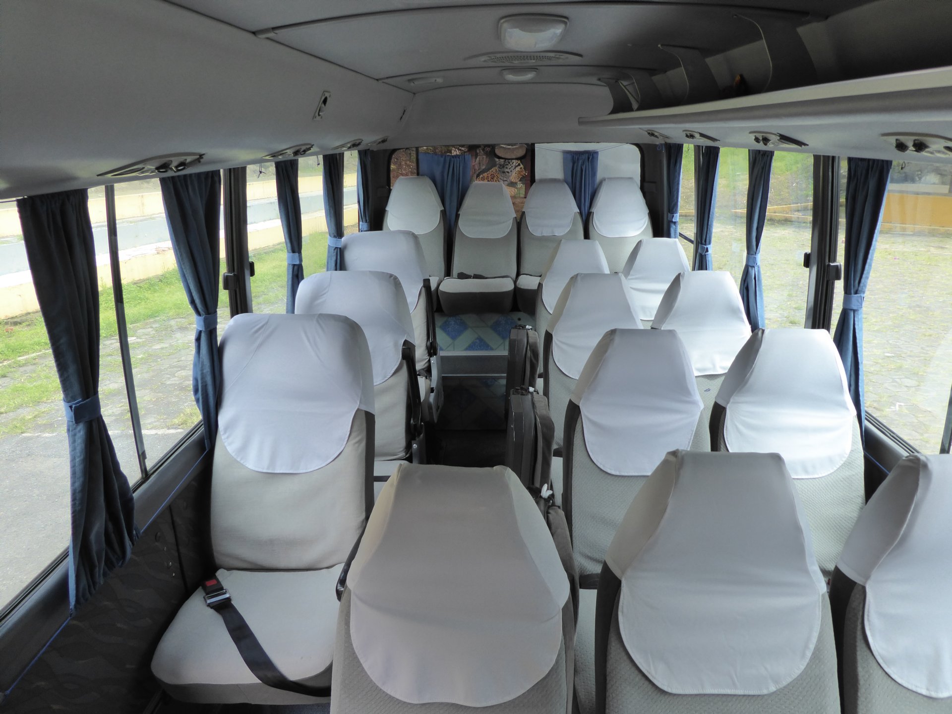 Minibus County. Capacidad 15 a 18 pasajeros