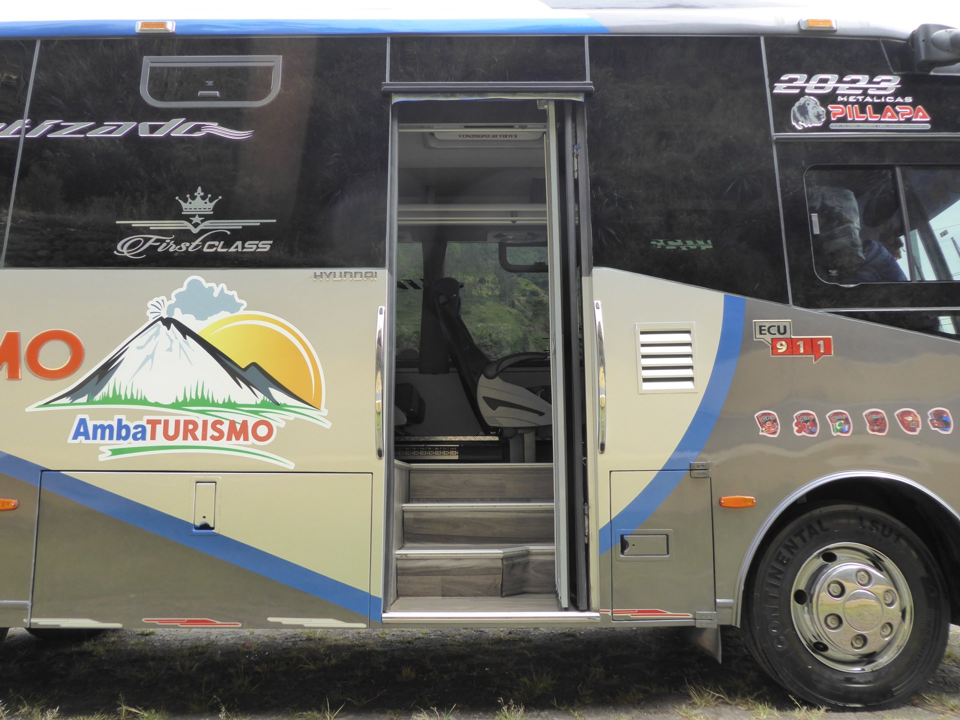 Bus. Capacidad de 18 a 20 pasajeros