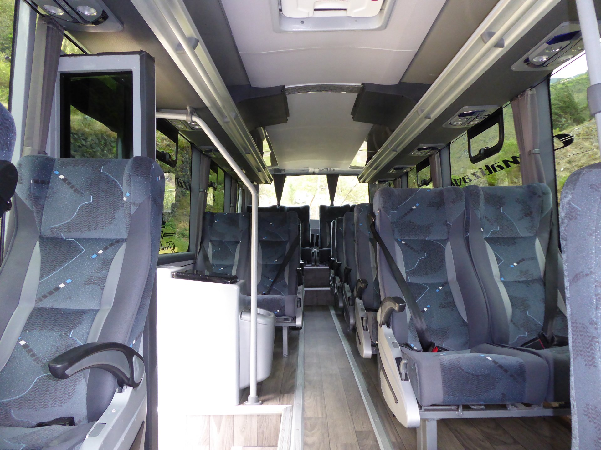 Bus. Capacidad de 18 a 20 pasajeros